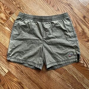 Nike Sportswear Heritage Essentials Men's Woven Shorts - Size L - Washed Green